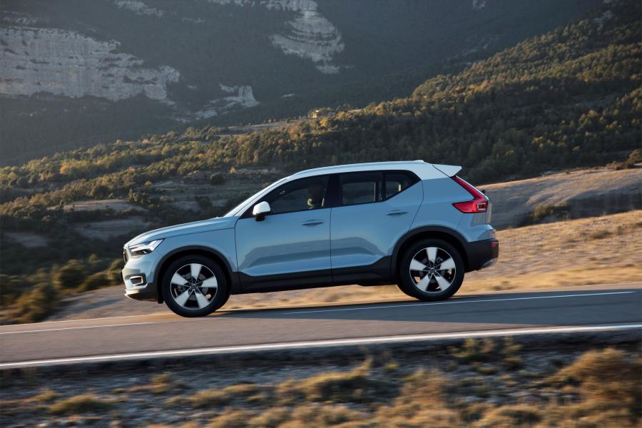  Volvo XC40 D4 Momentum 2017 года  (WW) (фото 3 из 45)